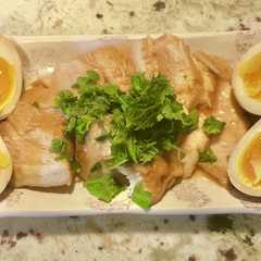รูปของ 鶏胸肉でヘルシーチャーシュー味玉付き