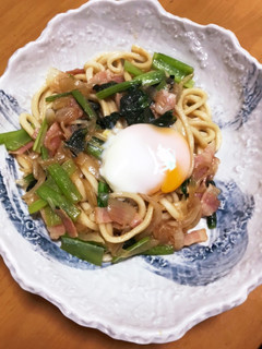 小松菜ベーコン焼きうどん温玉のせ♪-レシピのメイン写真