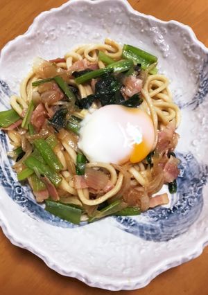 小松菜ベーコン焼きうどん温玉のせ♪-レシピのメイン写真
