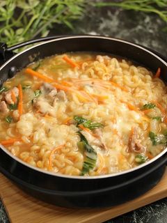 ひとり鍋!餅チーズ☆辛ラーメン鍋-レシピのメイン写真