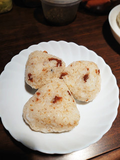 梅とすり胡麻おむすび-レシピのメイン写真
