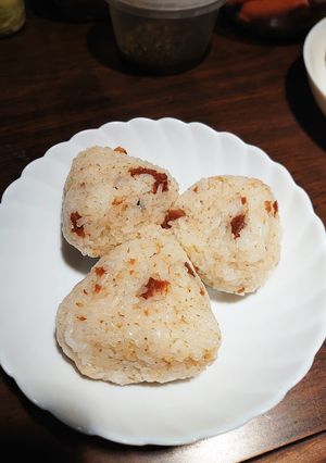 梅とすり胡麻おむすび-レシピのメイン写真