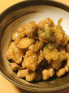 毎日の納豆●鶏皮の揚げ焼き添え-レシピのメイン写真
