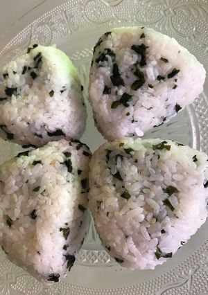 鮭入り　しそわかめ　おにぎり-レシピのメイン写真