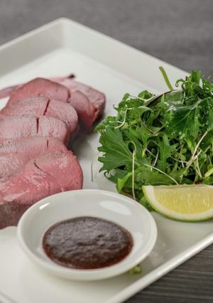 鹿肉のポワレ 黒ニンニクとスモモのソース-レシピのメイン写真