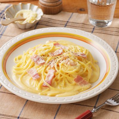 ◆カルボナーラ◆ Amazon.co.jp: ハチ食品 ハチ たっぷりカルボナーラ285g×12食