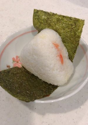 おにぎり容器で、チーズ明太子おにぎり-レシピのメイン写真