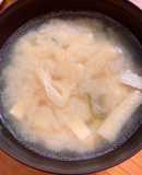 エノキとわかめと油揚げのお味噌汁