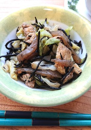 キャベツとこんにゃくと油揚げとひじき炒め-レシピのメイン写真