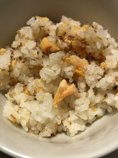 塩分控えめ焼き鮭と白ごまの混ぜご飯-レシピのメイン写真