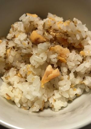 塩分控えめ焼き鮭と白ごまの混ぜご飯-レシピのメイン写真