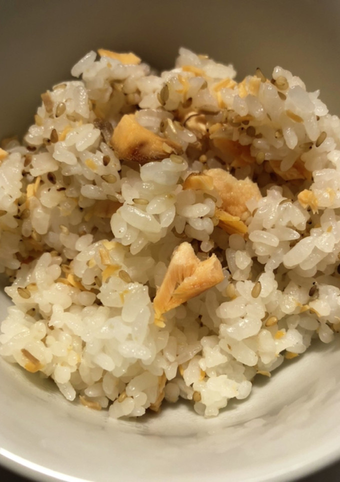 塩分控えめ焼き鮭と白ごまの混ぜご飯-レシピのメイン写真