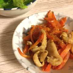 A picture of 鶏皮と人参のきんぴら風.