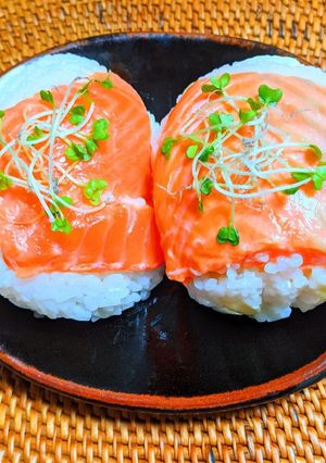 しめ鮭のおにぎり-レシピのメイン写真