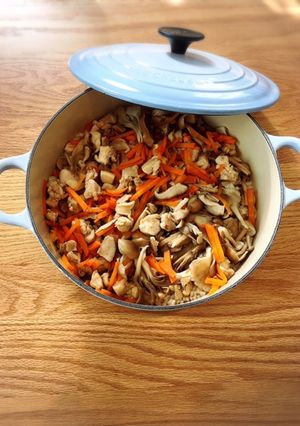 ル・クルーゼで作る鶏肉ときのこのおこわ-レシピのメイン写真