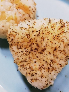 すりエゴマのおにぎり☆ふりかけご飯にも-レシピのメイン写真