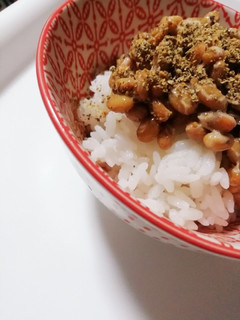 納豆ご飯に、すりエゴマ☆えごまの実-レシピのメイン写真