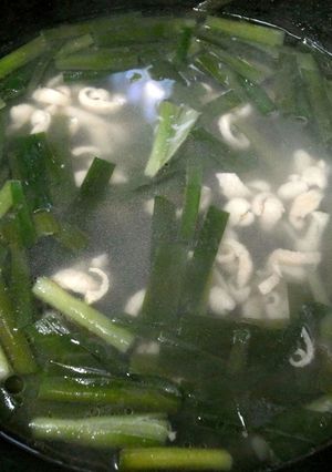 鶏皮とニラのナンプラースープ-レシピのメイン写真