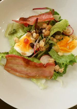 朝食はカリカリベーコンエッグサラダ-レシピのメイン写真