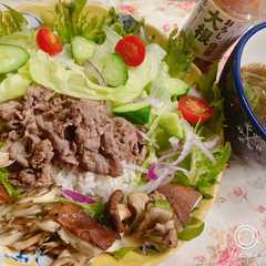 รูปของ 牛肉と野菜のワンプレートサラダ