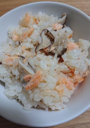 鮭と生姜の炊き込みご飯。薄味です。-レシピのメイン写真