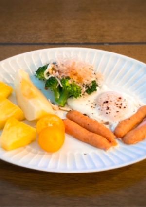 我が家の朝食　ぱっかーんウインナーエッグ-レシピのメイン写真