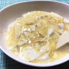 A picture of 絹豆腐の卵あんかけ丼.