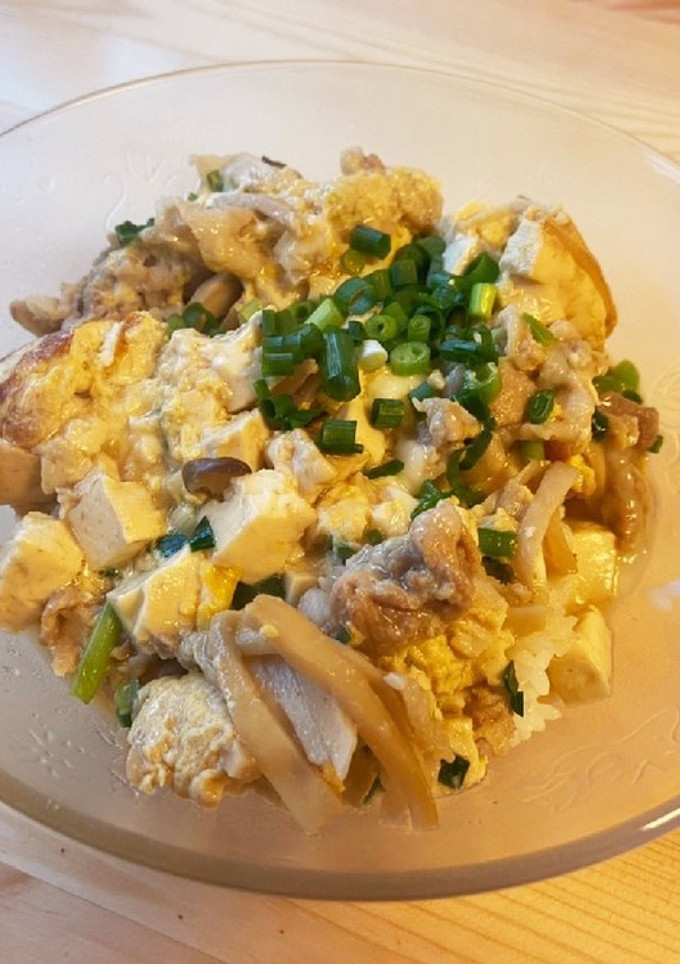 寄せ鍋のつゆで！豚肉とエリンギの卵とじ丼-レシピのメイン写真