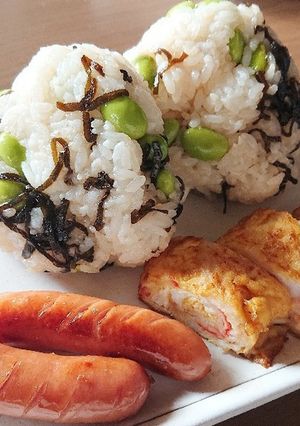 塩こんぶと枝豆のおにぎり♪-レシピのメイン写真