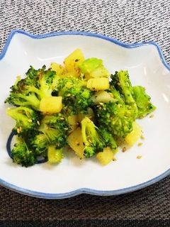 ブロッコリーとたくあんのゴマ油炒め-レシピのメイン写真