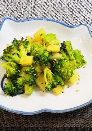 ブロッコリーとたくあんのゴマ油炒め-レシピのメイン写真