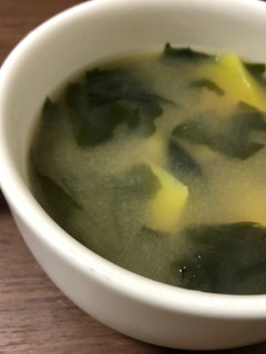 ほくほくお芋とワカメのお味噌汁-レシピのメイン写真