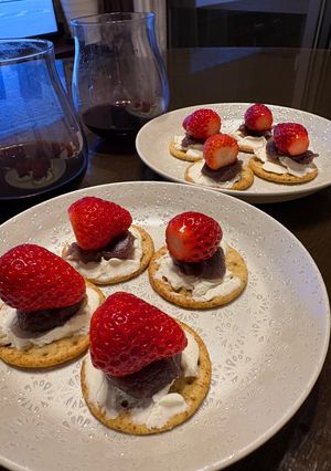 赤ワインのお供に!イチゴとあんことクリチ-レシピのメイン写真
