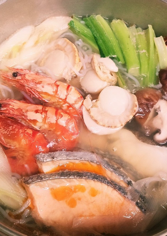 簡単！美味しい☆海鮮鍋♪(^-^)-レシピのメイン写真