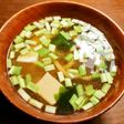 黄ニラ、若布、豆腐、薄揚げのお味噌汁
