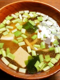 黄ニラ、若布、豆腐、薄揚げのお味噌汁-レシピのメイン写真
