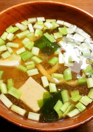 黄ニラ、若布、豆腐、薄揚げのお味噌汁-レシピのメイン写真