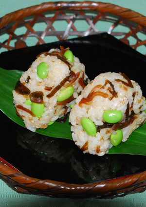 簡単‼生姜こんぶ煮のもち麦おにぎり-レシピのメイン写真