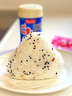 ごま塩とうめこ(カリカリ梅)のおにぎり-レシピのメイン写真