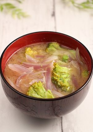 簡単！玉葱とブロッコリーのバター味噌汁-レシピのメイン写真