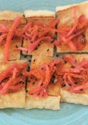 油揚げ醤油焼きの上に紅生姜の七味和え-レシピのメイン写真