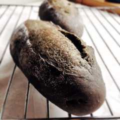 รูปของ セサミンたっぷり黒煉胡麻入り黒パン♫