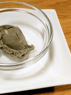 自宅で簡単に!濃厚胡麻風味の黒胡麻アイス-レシピのメイン写真