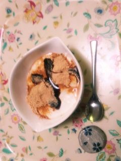 プレーンヨーグルトにきな粉と黒蜜プラス!-レシピのメイン写真