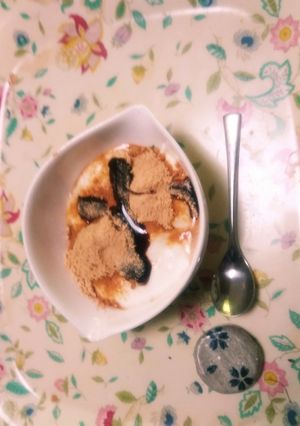 プレーンヨーグルトにきな粉と黒蜜プラス！-レシピのメイン写真