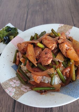 鶏むねとにんにくの芽のピリ辛丼-レシピのメイン写真