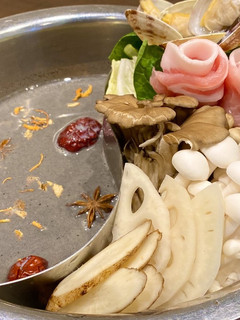 冬鍋に!薬膳レストランの黒ごま豆乳薬膳鍋-レシピのメイン写真