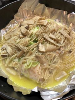 フライパンで作る!鮭とキノコの蒸し焼き-レシピのメイン写真