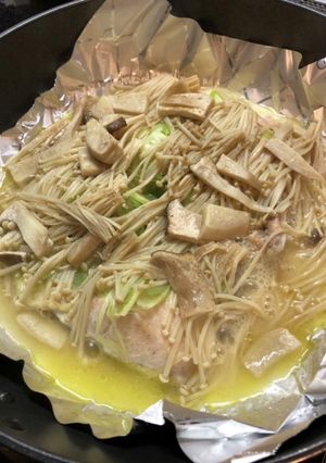 フライパンで作る！鮭とキノコの蒸し焼き-レシピのメイン写真