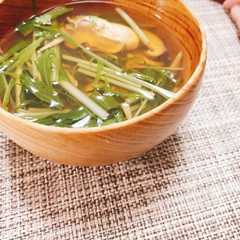 รูปของ 体ぽかぽか♡牡蠣と水菜の生姜スープ